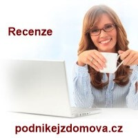 Na obrázku je žena s počítačem a nápisem - recenze na podnikejzdomova.cz.
