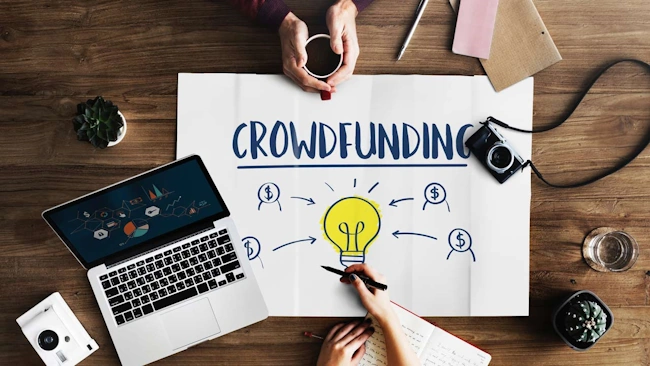 Na obrázku je vysvětleno jak funguje crowdfunding.